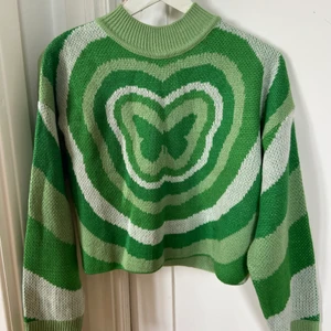 Stickad grön tröja i strl S - Fin och bekväm tröja från H&M som är stickad i en behaglig grön färg med en fjäril i mitten, endast använd en gång. Passar perfekt en vårdag eller en kylig sommarkväll
