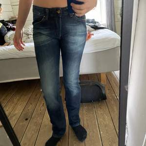 Low waist jeans, tajta på låren, straighta jeans, coola detaljer på fickorna, bomull