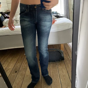 Jeans - Low waist jeans, tajta på låren, straighta jeans, coola detaljer på fickorna, bomull