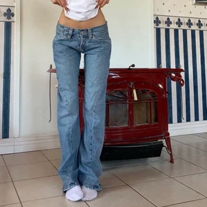 Unika Levis jeans i strl 27 - Köpte dessa snygga Levis jeans här på köpte här på plick men dem var tyvärr försmå. lappen där bak är borta se bild 2. Midjemått 80cm, innerben 83,5cm. (lånade bilder)