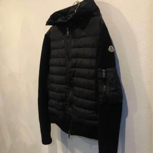 Moncler jacka  - Säljer min gamla Moncler jacka då den inte passar mig längre och jag har köpte ny jacka den är i fint skick och jag har tagit väl hand om den så den ska va som ny nästan 