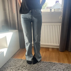 Low waist jeans  - Super snygga lågmidjade jeans med slitts, som tyvärr är för små för mig, därför säljer jag dom. (Min kompis på bilden) långa i benen💕