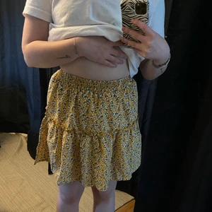 Somrig kjol  - Somrig kjol, storlek xs-m då den är stretchig i midjan! Nypris 110kr säljer för 100kr inkl frakt! Kolla gärna in min sida för fler plagg så kan jag isåfall posta i samma paket och jag kan eventuellt tänka mig att bjuda på ett av plaggen! 