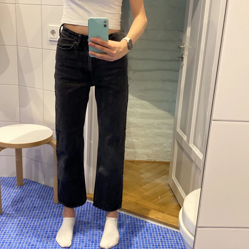snygga svarta jeans från weekday i modellen voyage! bra skick! står ingen stolek men jae 168 cm o brukar ha xs för referens! köparen står för frakten!. Jeans & Byxor.
