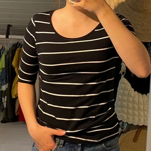 Randig t-shirt - Svart/vit randig t-shirt från Kappahl i storlek M. Stor garderobsrensning så kolla gärna in mina andra plagg, samfraktar gärna :) 