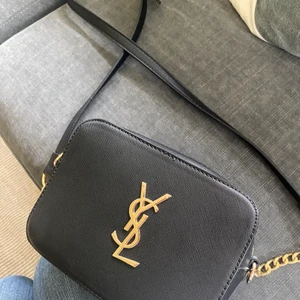 Ysl väska - Snygg väska!!💓 Bandens längd går att reglera