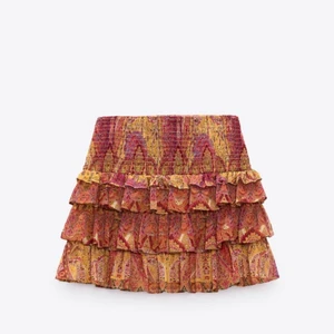 Kjol - Jätte fin slutsåld kjol, från zara. Ganska lite i storlek och helt oanvänd!!  