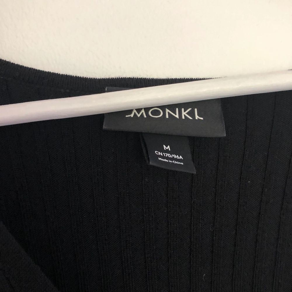 Helt oanvänd tröja från Monki. Har tyvärr inte kommit till användning.. väldigt skön och en populär tröja från Monki. Samma tröja fast vit säljer jag också. Toppar.