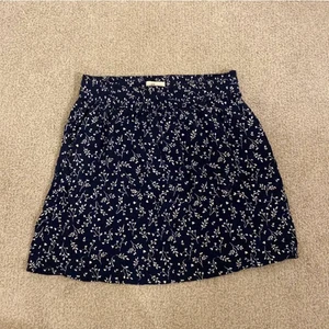 Mörkblå kjol - Blommig kjol från h&m knappt använd jättebra skick💕