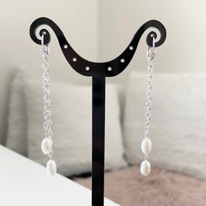 Örhängen med äkta pärlor  - Handgjorda örhängen med sötvattenspärlor .Samfraktar. Kontakta för flera bilder eventuellt video. storlek ca 7 cm Står ej för postens slarv Kontakta för nickelfri alternativ