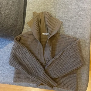 NA-KD stickad tröja  - Är i bra skick, använt 2 gånger, skriv vid intresse eller någon fundering 😊😊❤️