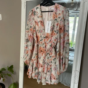 Oanvänd klänning - Superfin klänning inköpt från den australiensiska sidan HelloMolly. Taggar kvar. Säljes då den inte passar mig längre.