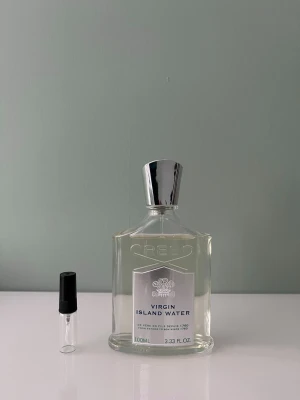 2 ml sample av Creed Virgin Island Water - Ett sample sample på 2 ml av Creed Virgin Island Water. Det är en fin sommardoft med inslag av citrus och kokosnöt som gör den väldigt bra vid varmare väder. Våra samples är helt nya och gjorda av glas. Det är fritt fram att skriva om ni har några frågor! 
