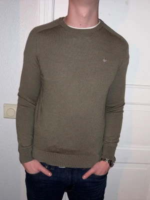 Olivgrön tröja i merinoull från Morris - Olivgrön tröja i merinoull från Morris i storlek M.   Fint skick till ett bra pris. Däremot finns det ett litet hål på axeln, därav är priset nedsatt. Nypris: 1995kr. Mitt pris: 349kr. Vid frågor eller funderingar, tveka inte att höra av dig.