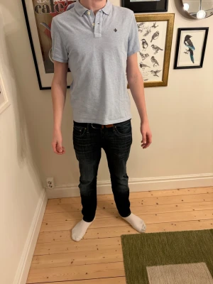 Ljusblå Morris piké - Säljer en ljusblå Morris piké i fint skicka. Perfekt till sommaren. 