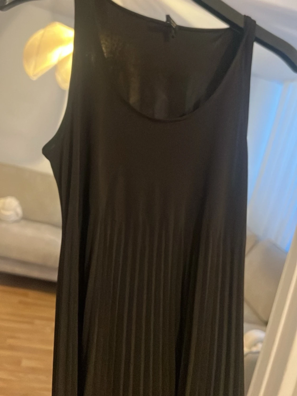 Midjad Svart långklänning i plisserad modell - 2