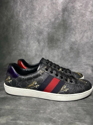 Gucci ace monogram sneakers - Mycket fint skick, som nya nästan | Size 6,5 passar 40/41 | fraktar spårbart inom 24 timmar |  för att köpa klicka ” köp nu” | vid frågor skriv ett meddelande |