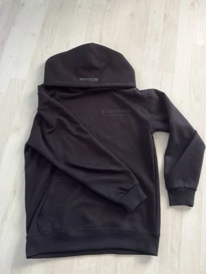Svart Essentials hoodie - Riktigt schysst! Använd 3 gånger. Pris går att diskutera