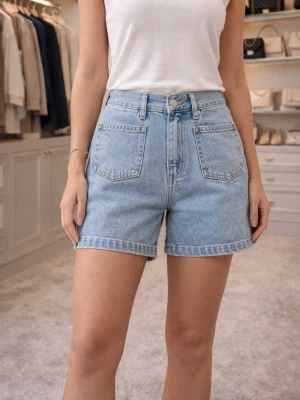 Blå denimshorts med hög midja - Säljer ett par klassiska blå jeansshorts i ljus tvätt med hög midja och raka ben. Shortsen har stora framfickor och bakfickor, samt knapp och dragkedja framtill. Perfekta till sommaren och lätta att matcha med olika toppar.