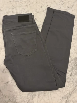  Grå chinos från J. Lindeberg  -  Säljer dessa riktigt snygga och stilrena chinos från J. Lindeberg. 