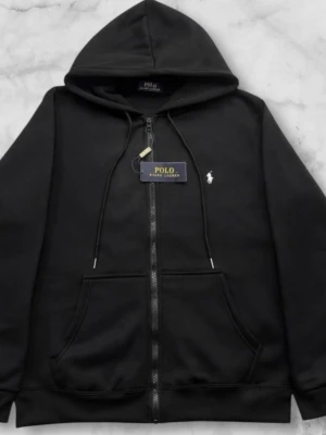 Polo Ralph lauren hoodie  - Svart Polo Ralph Lauren Hoodie  Klassisk svart hoodie med tidlös design 🔥 Mjukt och bekvämt material som sitter skönt hela dagen 🙌 Plagget är aldrig använt och i nyskick 🧥 Passar perfekt till både vardag och mer uppklädda outfits 💯  🔹 Märke: Polo Ralph Lauren 🔹 Färg: Svart 🔹 Skick: Aldrig använt 🔹 Passform: Klassisk 📦 Snabb leverans