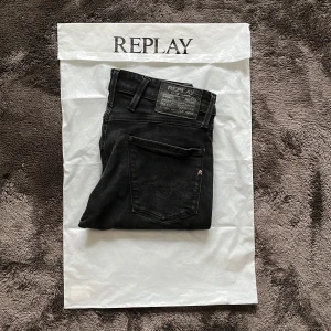 Replay jeans - Säljer ett par snygga replay anbass jeans i storlek 31. Knappt använda efter som dom var för små. Nypris 1500 mitt pris 550kr. Hör av er vid frågor. Mvh Viktor😊🙌