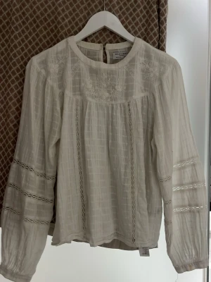 Vit blus från Holly & Whyte - Superfin vit blus från Lindex märke. Inga tecken på användning alls. Köpt för 600kr därav priset.