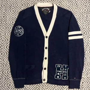 HILFIGER CARDIGAN - Tjena! Säljer nu denna tvär feta Kofta! | Skick 9/10 mycket bra! | Passar 175-180 ungefär! | Nypris runt 1700kr | Mitt pris 699kr | Kom pm vid frågor eller funderingar! | Postas eller möts upp i Gävle!
