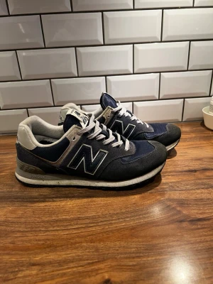 New balance sneakers  - Schyssta new balance sneakers i bra skick. Lite smutsiga men annars funkar de utmärkt. Funkar både som sneakers i vardagen men även som en tärnings sko. Modellen heter 574 och ät riktigt poppis.