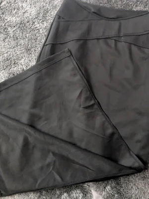 Kjol med slits - Lite v-ringad fram till och en dragkedja innan slitsen.😊