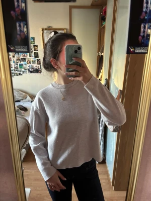 Stickad beige tröja från Zara  - Stickad soft tröja från Zara i beige, bra använt, och skön i materialet. 