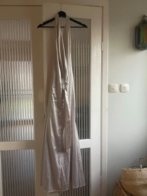 Silvrig balklänning - Silvrig långklänning i satin 🤍🤍Köpt secondhand för några år sedan till balen men kom aldrig till användning. Den är inte så stretchig så sitter aningen tajt/stelt på mig tyvärr🥲