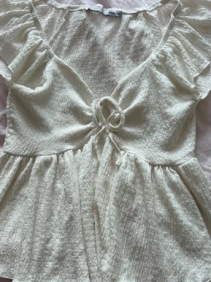 Vit omlottopp med knyt och volang - Jätte söt vit topp från lager 157❤️använd 3 gånger. Den är stl M