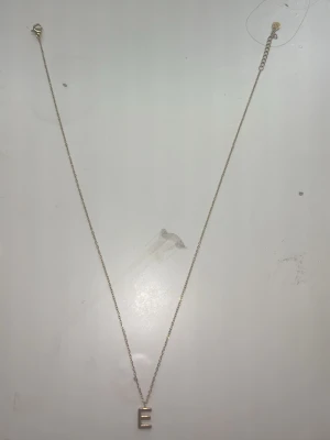 Guldhalsband med E-bokstav - Knappt använd, vill bli av med 