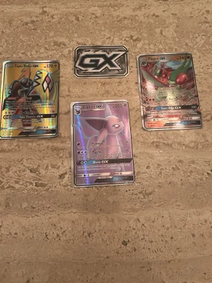 Pokémon GX-kort samling - Säljer tre Pokémon GX-kort: Tapu Koko GX, Flygon GX och Espeon GX. Alla korten har holografisk finish och coola illustrationer. Perfekt för dig som samlar eller spelar Pokémon TCG. GX-markör ingår också.