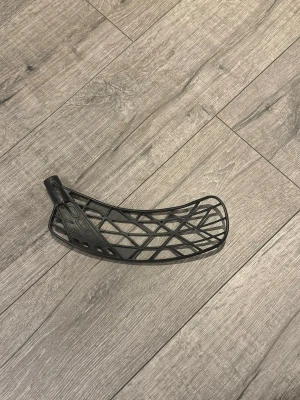 Svart innebandyblad i plast - Säljer ett svart Oxdog innebandyblad. Bladet passar de flesta innebandyklubbor. Perfekt för dig som vill uppgradera din klubba. Bladet är pyttelite slitet.