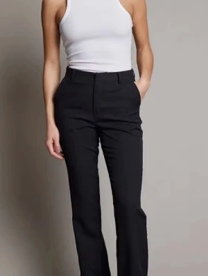 Svarta raka kostymbyxor - Svarta kostymbyxor från bikbok med rak passform och hög midja. Byxorna har hällor för skärp. För små men hann dra bort lappen💗