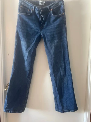 Blå bootcut jeans från lager 157 - Säljer ett par klassiska blå bootcut jeans från lager 157. Jeansen har fem fickor, kontrastsömmar och en något utsvängd passform. Storlek L short 