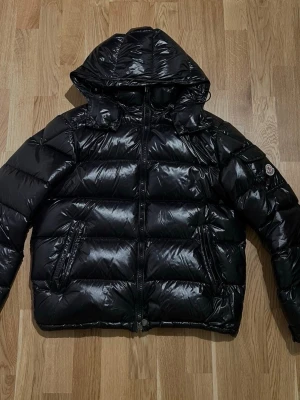 Moncler jacka, storlek S - Moncler Maya jacka storlek S till salu. Väldigt bra skick, använd fåtal gånger. Väldigt snygg och bekväm, rekommenderar starkt. Hör av dig vid intresse/frågor. PRIS KAN DISKUTERAS!