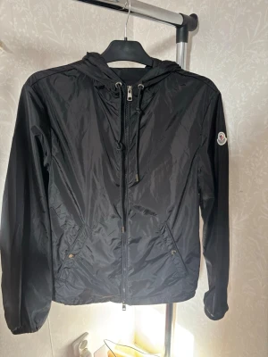 Moncler vindjacka  - Hej säljer en moncler vindjacka i storlek M, jackan är endast testat och inte bärt utomhus, tags medföljer 
