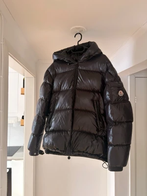 Moncler ecrins  - Äkta moncler jacka kvitto finns. Storlek 4 sitter som L jag är 186 väger runt 85 och den sitter perfekt. 