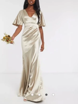 Maxiklänning satin Asos - Långklänning/maxiklänning i satin från Asos, passar perfekt som balklänning!! I fint skick i det stora hela men kan förekomma lite små repor som satin lätt får, dock inget man tänker på💞 beige/champagnefärgad✨