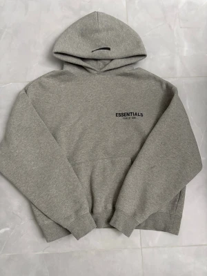 Essentials hoodie, grå - Tja, säljer min essentials hoodie då storleks mässigt passar den tyvär inte mig. Essentials i sig är en mer baggy modell. Den är helt ny ändast testad inomhus. Priset kan diskuteras vid snabb affär. Kom privat vid funderingar eller mer bilder