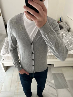 Ljusgrå tunn kofta med knappar från Massimo Dutti - Väldigt snygg ljusgrå kofta från Massimo Dutti i storleken L! 😁                                                              ———————————————————————————                                                 📐| Storlek: L                                                           👖| Märke: Massimo Dutti                                     🔎| Skick: Mycket fint skick!                                ✍🏻| Skriv om du har några frågor