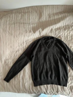 Mörkbrun V-ringad tröja från Filippa K - Mörkbrun ulltröja från Filippa K