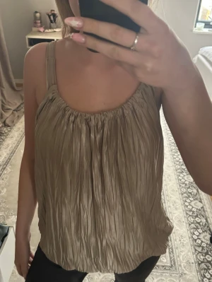Fest topp. - Säljer en fin fest topp ifrån H&M. Använd 2 ggr!💕🌟man kan justera banden