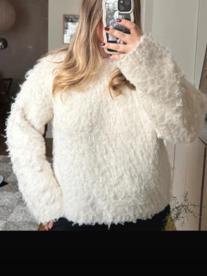 Vit fluffig stickad tröja - Mysig vit stickad tröja som tyvär var för stor för mig, den är oanvänd men tidigare köpt på vinted. Den har inga ”skador” osv. Obs inte mina bilder.