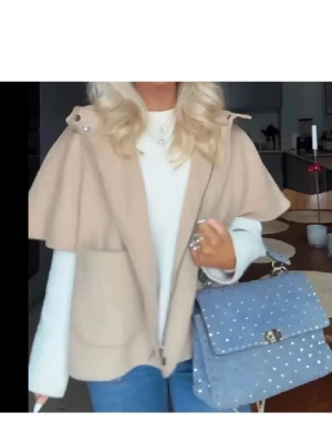 Beige cape-kappa med huva - Super fin cape från Zara i storlek 140 men passar xs/s🩵