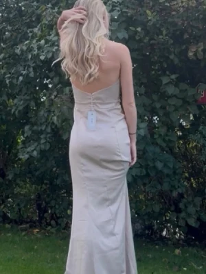 Lång balklänning - Helt ny oanvänd balklänning från Wall G Tall