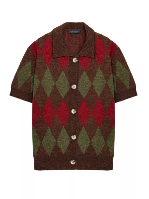 Kortärmad kofta med argylemönster - Snygg kortärmad kofta med stora argyle-rutor i brunt, grönt och vinrött. Koftan har en bred krage, knappar framtill och är stickad i mjukt material. Perfekt för dig som gillar retrostil och vill sticka ut lite extra.